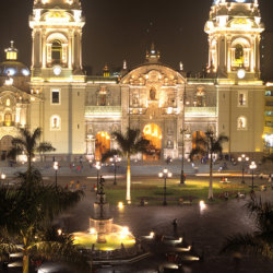 Lima la Place des Armes la nuit (c) Anibal Solimano