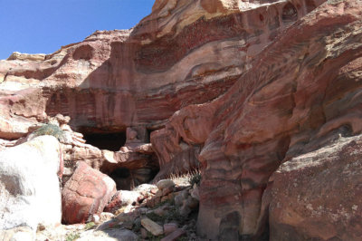 Habitations creusées dans la roche colorée de Pétra G.A.-D.