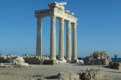 Side face à la mer les colonnes du Temple d'Apollon (c) G.A.-D.