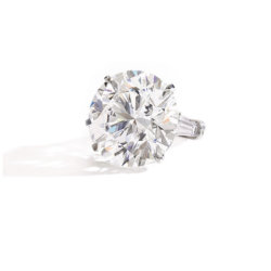 Diamant taillé brillant de 36,57 carats D colour flawless type IIa monté sur bague