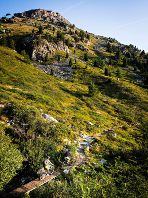 Course VTT sur la piste caillouteuse en pleine montagne