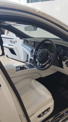 Voiture d'exposition avec volant à droite, la Ghost présentée pour la première fois à Genève