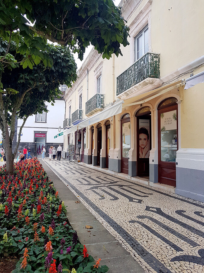 Le centre de Ponta Delgada aux rues décorées de mosaiques en pierres (c)GAD