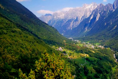 Val Bregaglia le sentier panoramique d'altitude dans la proximité du village de Soglio (c) Engadine Tourisme