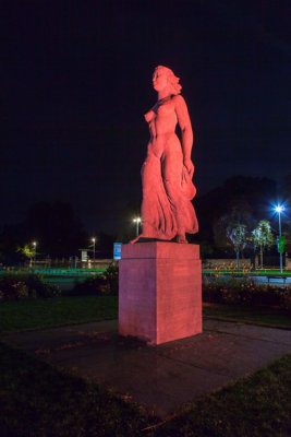 Illumination en rose de la statue de la Brise par les SIG à l'occasion des Journéles du Cancer du Sein (c) RCS