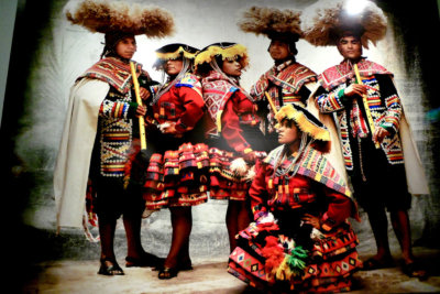 Une fresque présentant les différents costumes traditionnels du Pérou (c) GAD