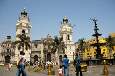 La Cathédrale de Lima et la belle place devant l'édifice religieux (C) Fernando Lopez