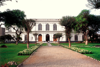 Installé au milieu d'un magnifique parc, le Musée des Beaux-Arts de Lima (C) Domingo Giribardi