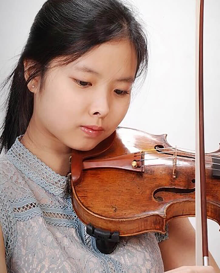 Avec son violon Hana-Chang sillonne le monde décrochant les 1er Prix (c) Vevey Spring Classic Festival