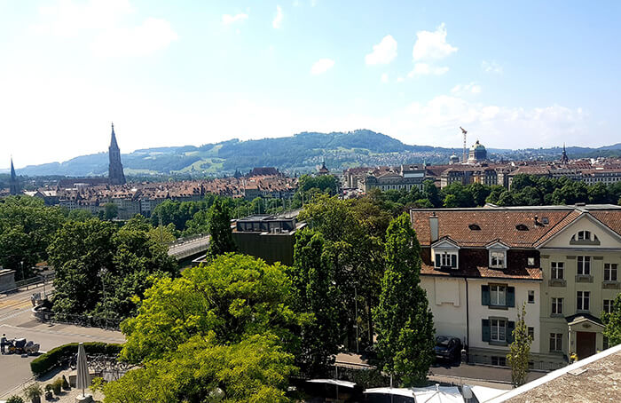 En face du Kursaal, la Vieille Ville de Berne avec ses toits en tuiles rouges témoins de son passé médiéval c) GAD