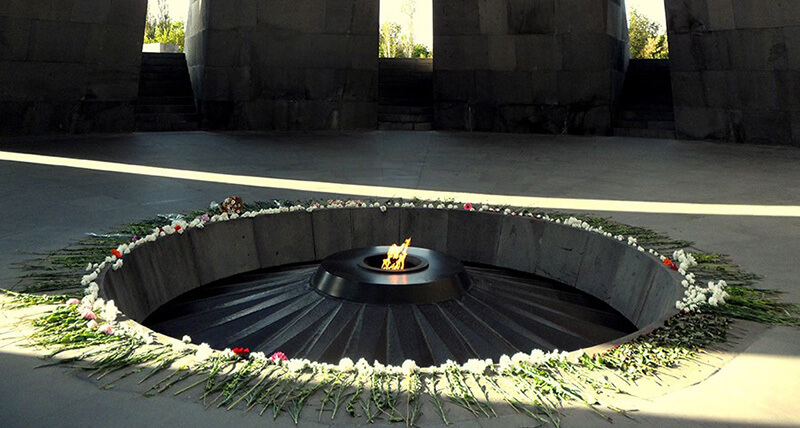  Flamme du souvenir à Erevan, monument à la mémoire des victimes du génocide (c) GAD