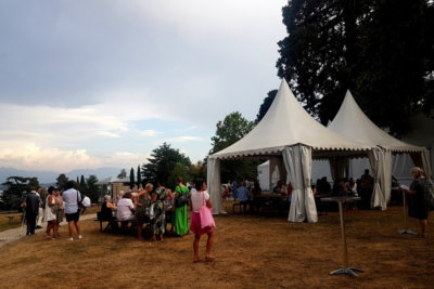 Face au lac, les premiers spectateurs arrivant sur le site du Festival de Tannay (c) GAD