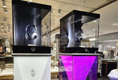 Exposition des écouteurs Loewe et Jacob & Co pour la présentation à Globus Genève
