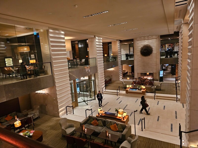 Superbe vue sur l'entrée de l'Hôtel InterContinental depuis le Fumoir (c) GAD