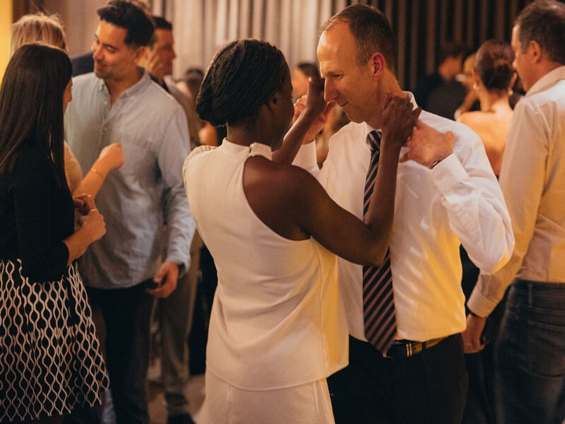 Les amateurs confirmés dansant la Salsa sur la piste du Fumoir (© Nicolas Stajic