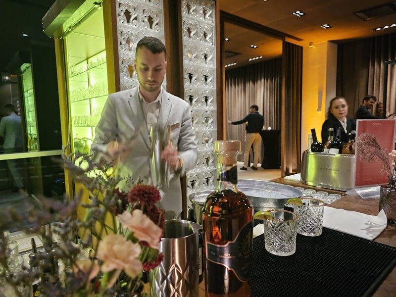 Le talentueux mixologue occupé à l'élaboration de ses cocktails (c) GAD )