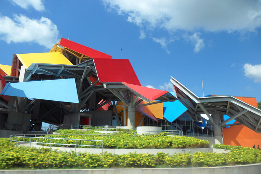 Des blocs géométriques colorés constituent le Musée de la Biodiversité (C)G.A.-D