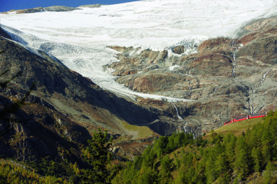 Le Bernina Express sur le Bernina Pass à Alp Grüm RHB (c)Tibert Keller