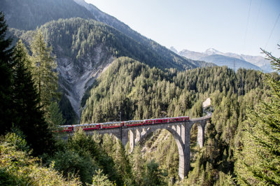 Le Bernina Express s'élance sur des ouvrages de grande technicité RHB (c) Andrea Badrutt