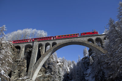 Traversée d'un pont dans les Grisons RHB (c)Max Galli