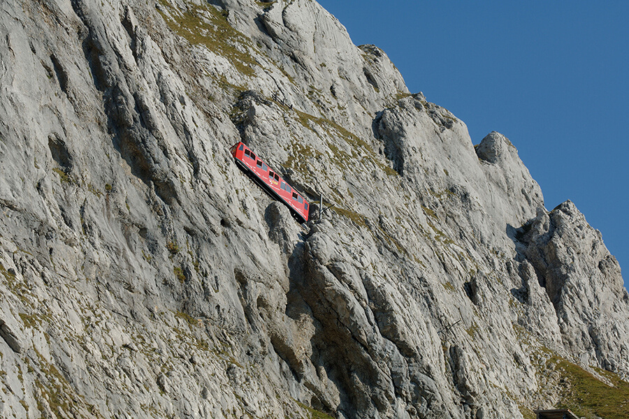 Accroché à la montagne le petit train rouge amorce des pentes de 48%