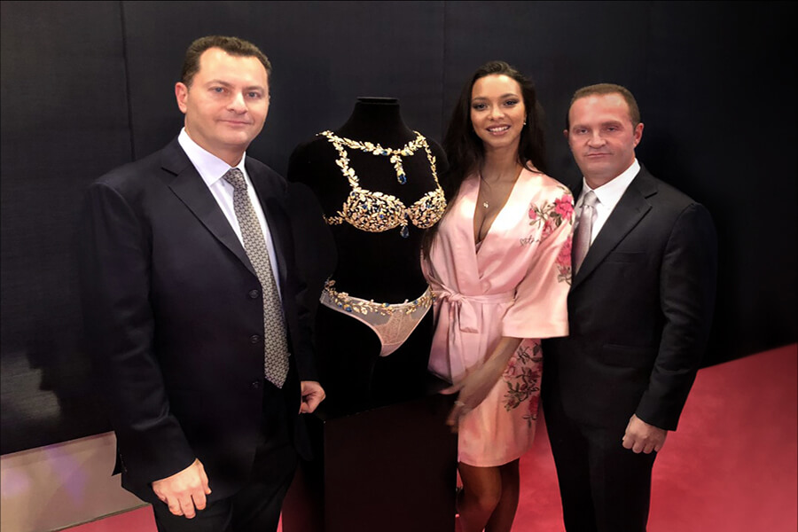 Pascal Mouawad etFred Mouawad avec Lais Ribeiro