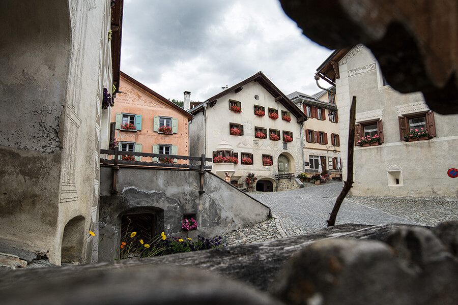 Charme des ruelles pavées serpentant entre les maisons (c) Dominik Täuber