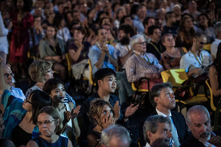 Foule de spectateurs sur une Piazza Grande comble