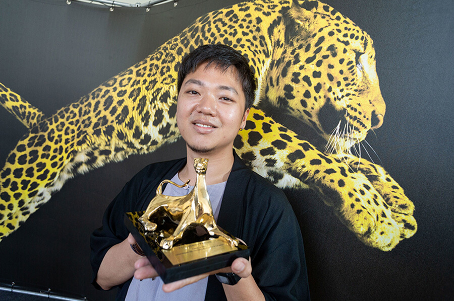 Fier avec son Leopard d'Or 2018 YEO Siew Hua.
