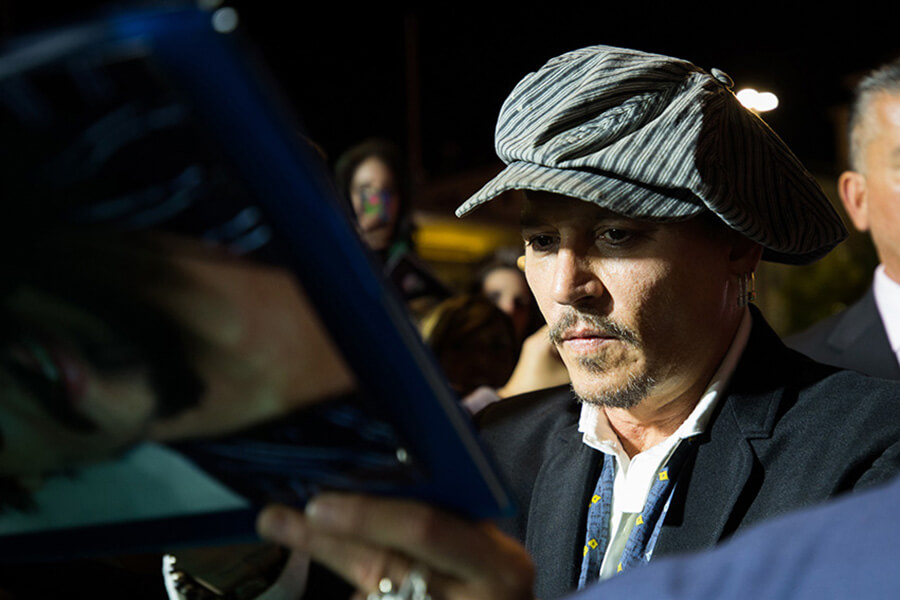 Johnny Depp sur le tapis vert venu présenter son fim Richard says goodbye