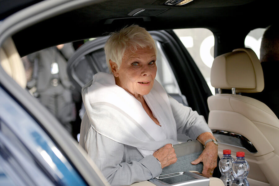 Judi Dench arrivée très remarquée vers le tapis vert