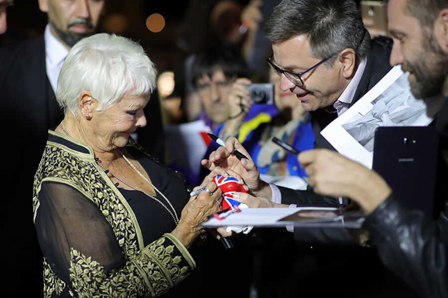 Judi Dench se prêtant à la séquence signatures