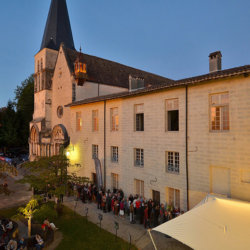 Ambronay foule avant concert ©CCRAmbronay-Bertrand Pichène