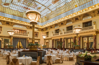 Le superbe Hall Metropol, sous sa verrière sont servis petits déjeuners et banquets