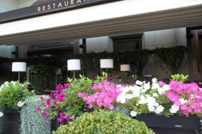 La terrasse du Savva à l'entrée du restaurant