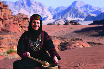 Bédouine en costume traditionnel Wadi Rum