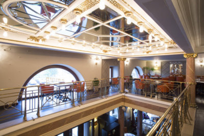 Savva les tables en étage du restaurant