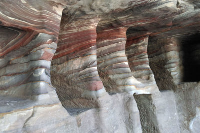 Succession de grottes multicolores de Pétra