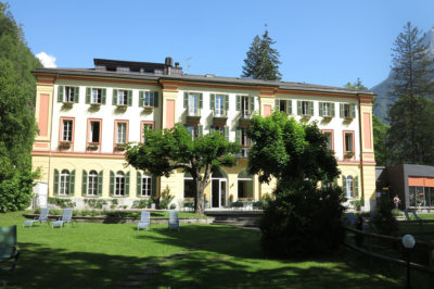 Au bord du lac l' Hôtel Le Prese s'étend au milieu d'un grand parc