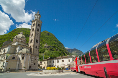Bernina Express devant la Vierge de Tirano RHB (c) Christof Sonderegger