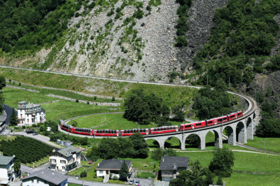 Bernina Express sur le viaduc circulaire de Brusio RHB (c) Christoph Benz