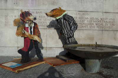 Coire Sculptures d'inspiration rustique autour d'une fontaine (c) G.A.-D