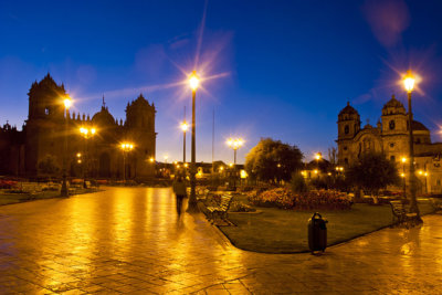 Cuzco Place des Armes la nuit (C) Fernando Lopez