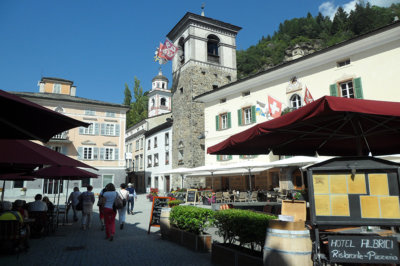 La place centrale de Poschiavo avec ses restaurants (c) G.A.-D