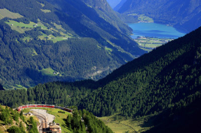 Le Bernina Express circulant à proximité de l'Alp Grüm (c) Valposchiavo Turismo