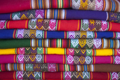 Marché artisanal, des tissages riches et colorés (C) Luis Gamero