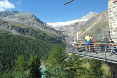 Sur la terrasse très prisée de l'Alp Grüm (c) G.A.-D