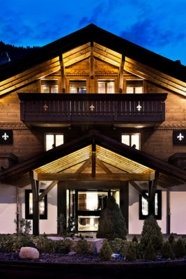 Entrée de l'Ultima boutique Hôtel Gstaad sous le signe du Lys (C) F.Ducout