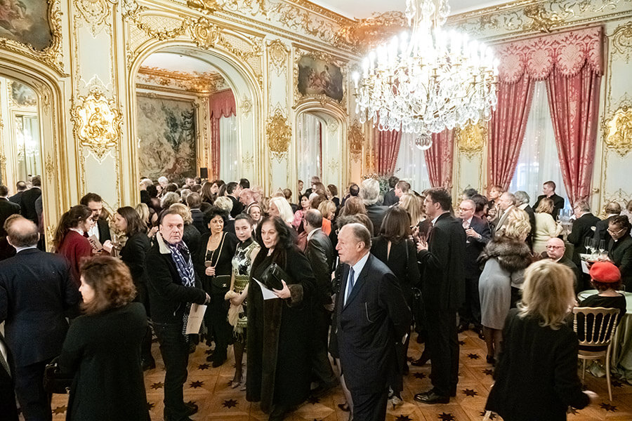 Ambiance des grands soirs dans l'élégant salon de l'Hôtel Marcel Dassault