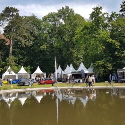 Autour du plan d'eau les stands des sponsors